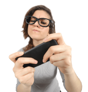 señorita mirando celular peruselfler